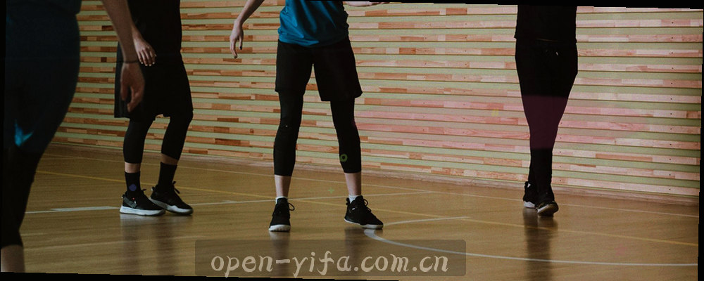 分派、核对、回复三个环节组成的横向处理节奏示意，等宽编号与细线风格